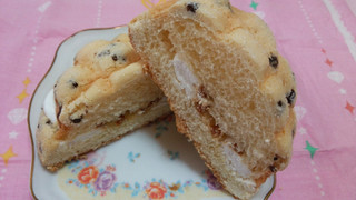 「ローソン 塩キャラメルクリーム入り チョコチップメロンパン」のクチコミ画像 by 紫の上さん