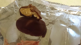 「ハワイアンホースト マカデミアナッツチョコレート TIKI バー 2粒」のクチコミ画像 by みほなさん