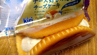 「ヤマザキ チーズ好きのためのチーズケーキ ブルーベリーレアチーズ 袋1個」のクチコミ画像 by ピノ吉さん
