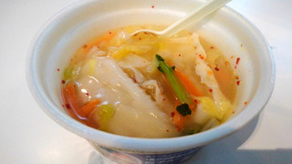 「ローソン 1食分の野菜が摂れる餃子スープ」のクチコミ画像 by かいわれ大根さん