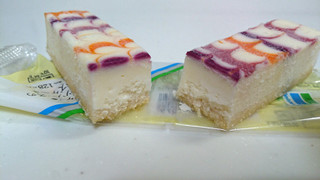 「ファミリーマート 彩りフルーツソースの白いチーズケーキ」のクチコミ画像 by ゆっち0606さん