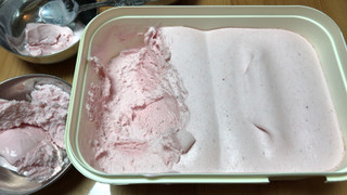 「コープ ニュージーランドアイスクリームストロベリー 850ml」のクチコミ画像 by いあんさん