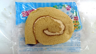 「ミニストップ 塩キャラメルロールケーキ」のクチコミ画像 by ゆっち0606さん