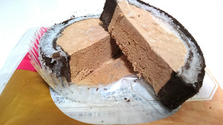 「ローソン プレミアムチョコロールケーキ」のクチコミ画像 by ゆっち0606さん