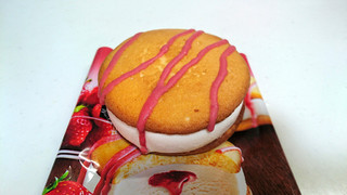 「ロッテ SWEETS SQUARE ふわっとやわらかな苺のアイスケーキ 袋65ml」のクチコミ画像 by ゆっち0606さん