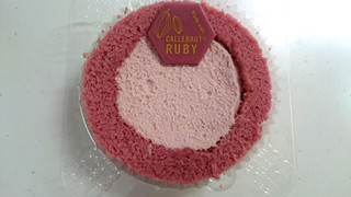 「ローソン Uchi Cafe’ SWEETS プレミアム ルビーチョコレートのロールケーキ」のクチコミ画像 by ゆっち0606さん