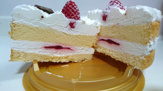 「ローソン Uchi Cafe’ SWEETS 苺のミニホールケーキ」のクチコミ画像 by ゆっち0606さん