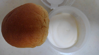 「ローソン Uchi Cafe’ SWEETS プレミアムロールケーキのクリーム」のクチコミ画像 by レビュアーさん