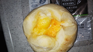 「ファミリーマート とろーりチーズの白いパン」のクチコミ画像 by チー錦さん