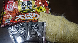 「日清食品チルド 日清の太麺焼そば 大盛り 特濃ソース 袋546g」のクチコミ画像 by みほなさん