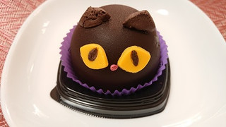 「セブン-イレブン ハロウィン黒猫 チョコケーキ」のクチコミ画像 by チワウさん