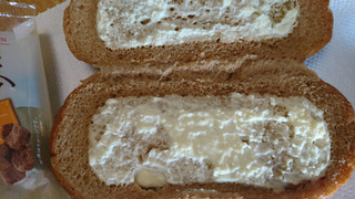 「ヤマザキ 沖縄黒糖コッペパン ミルククリーム 袋1個」のクチコミ画像 by ピノ吉さん