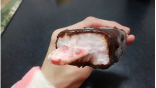 「明治 ストロベリーチョコレートアイスバー 箱47ml×6」のクチコミ画像 by しろねこエリーさん