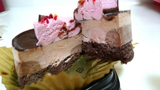 「ローソン Uchi Cafe’ SWEETS ルビーチョコレートのショコラケーキ」のクチコミ画像 by ゆっち0606さん
