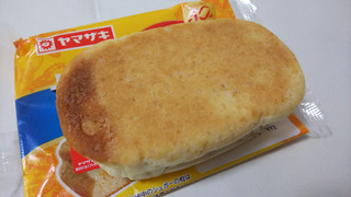 「ヤマザキ ザクザククッキーパン 練乳クリーム ホームパイ使用 袋1個」のクチコミ画像 by yoshi_3さん