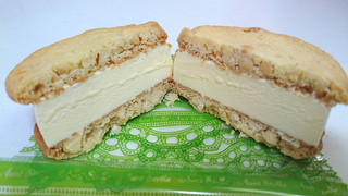 「森永製菓 ステラおばさんのクッキーサンドアイス マカダミア 箱1個」のクチコミ画像 by ゆっち0606さん