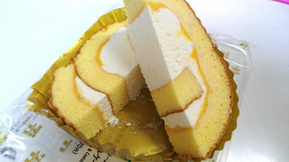 「セブン-イレブン 北海道産クリームのふんわりロールケーキ」のクチコミ画像 by ゆっち0606さん