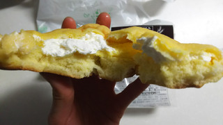 「ファミリーマート シュークリームみたいなパン カスタード＆ホイップ」のクチコミ画像 by なんやかんやさん