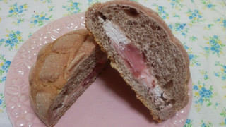 「ローソン いちごづくしのメロンパン いちごホイップ＆いちごクリーム」のクチコミ画像 by 紫の上さん