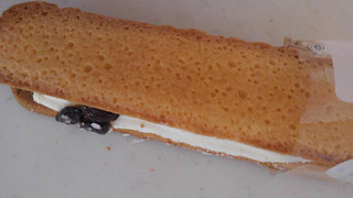 「ファミリーマート 香ばしいクッキーのクリームサンド レーズン」のクチコミ画像 by レビュアーさん
