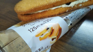 「ファミリーマート 香ばしいクッキーのクリームサンド レーズン」のクチコミ画像 by チー錦さん