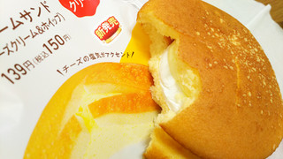 「ファミリーマート ダブルクリームサンド チーズクリーム＆ホイップ」のクチコミ画像 by taaさん