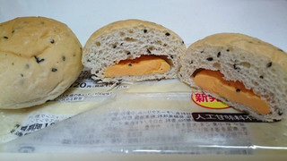 「ローソン NL 糖質オフの黒ごまとチェダーチーズクリームのパン 2個入」のクチコミ画像 by ゆっち0606さん