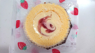 「ローソン Uchi Cafe’ SWEETS×八天堂 かすたーど苺ロールケーキ」のクチコミ画像 by ゆっち0606さん