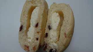「ヤマザキ もっちりとしたベリーとチーズクリームのパン 袋2個」のクチコミ画像 by レビュアーさん