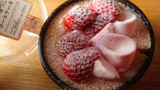 「ローソン 静岡県産紅ほっぺ苺づくしのロールケーキ」のクチコミ画像 by ピノ吉さん