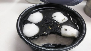 「井村屋 やわもちアイス 黒ごまカップ カップ140ml」のクチコミ画像 by なんやかんやさん