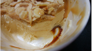 「ハーゲンダッツ デコレーションズ アーモンドキャラメルクッキー カップ88ml」のクチコミ画像 by しろねこエリーさん