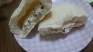 「神戸屋 レアチーズクリームパン チョコMIX 袋1個」のクチコミ画像 by banさん