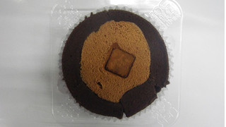 「ローソン 濃深生チョコロールケーキ」のクチコミ画像 by キックンさん