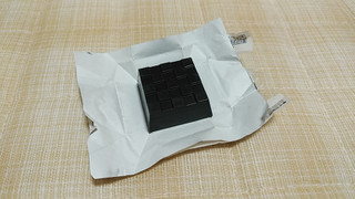 「チロル チロルチョコ 竹炭チーズケーキ 1個」のクチコミ画像 by やっぺさん