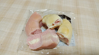 「ファミリーマート ファミマ・ベーカリー いちごとミルクのリングパン」のクチコミ画像 by やっぺさん