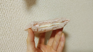「ヤマザキ ランチパック ホワイトチョコといちごチョコ 袋2個」のクチコミ画像 by やっぺさん