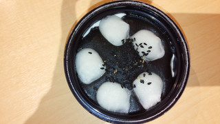 「井村屋 やわもちアイス 黒ごまカップ カップ140ml」のクチコミ画像 by ちゃーさんさんさん