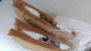 「ファミリーマート 黒糖パンのスイーツサンド 黒豆ときなこクリーム」のクチコミ画像 by レビュアーさん