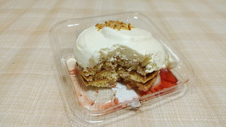 「ローソン チーズクリームのパンケーキ ベリーソース仕立て」のクチコミ画像 by やっぺさん