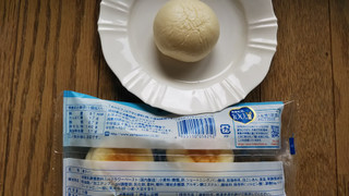 「ファミリーマート こだわりパン工房 カルピスクリームパン 袋3個」のクチコミ画像 by こらんこさん