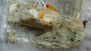 「ヤマザキ 黒胡麻チーズクリームパン 袋1個」のクチコミ画像 by ぺりちゃんさん