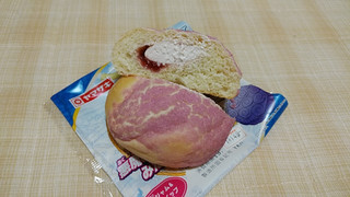 「ヤマザキ 悪魔の実みたいなパン 苺ジャム＆苺ホイップクリーム 袋1個」のクチコミ画像 by やっぺさん