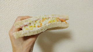 「ローソン 全粒粉入りパンサンド コールスローサラダ」のクチコミ画像 by やっぺさん