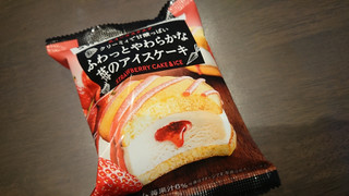 「ロッテ SWEETS SQUARE ふわっとやわらかな苺のアイスケーキ 袋65ml」のクチコミ画像 by ぺりちゃんさん