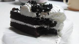 「ローソンストア100 ホワイトのチョコケーキ」のクチコミ画像 by なんやかんやさん
