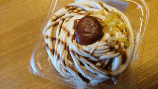 「ローソン Uchi Cafe’ SWEETS モンブランのクリームパンケーキ」のクチコミ画像 by ピノ吉さん
