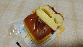 「ローソンストア100 たっぷりカスタードのクリームパン」のクチコミ画像 by やっぺさん