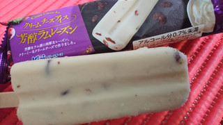 「井村屋 クリームチーズアイス 芳醇ラムレーズン 袋65ml」のクチコミ画像 by ピノ吉さん