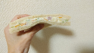 「ローソン 全粒粉入りパンサンド 野菜ミックス」のクチコミ画像 by やっぺさん